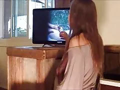 Жена сака да гледа онлајн