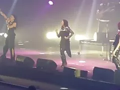 Зрели абонос дами високи потпетици чизми вог се одржи на телевизија