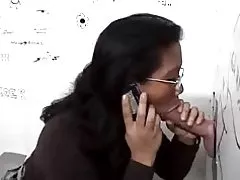 Gloryhole во тоалет за азискиот девојка