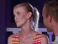 Влакнести пичка зрели и тинејџерски лезбејка