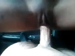 Зрели азија вози во автомобил