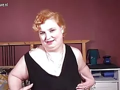 Голема аматерски granny со омилени црна играчка