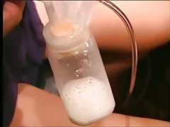 Секси долга коса латина двојно пумпи млеко од нејзините отечени гради