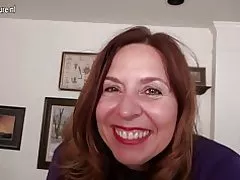 Непослушен американски мајка играње со себе